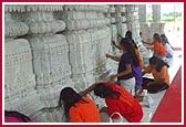 Balikas engaged in cleaning the mandir on the Shram Yagna Day
