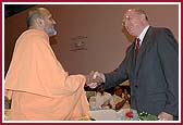  Pujya Yagnavallabh Swami greeting Prof. Raymond Williams