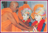Swamishri performs murti-pratishtha ceremony of BAPS Shri Swaminarayan Mandir Edison, NJ on August 11, 1996.   