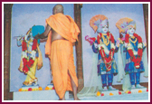 Swamishri performs murti-pratishtha ceremony of BAPS Shri Swaminarayan Mandir Edison, NJ on August 11, 1996. 