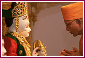  Pujya Kothari Swami engaged in the pratishtha rituals  