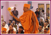 Pujya Kothari Swami performs the pratishtha Aarti  