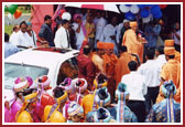 Kishores and devotees give a grand traditional reception to Swamishri at Atlanta Mandir