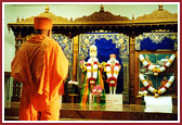 Swamishri doing darshan of murtis