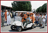 Swamishri arriving in a golf cart