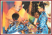 Swamishri inauguarating the convention on Tuesday, 9 August 2000