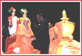Over 1400 Indians packed the Alabama Theatre to enjoy cultural programs and speeches by saints. The Mayor Bernard Kincaid honored Swamishri with the 