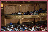 Over 1400 Indians packed the Alabama Theatre to enjoy cultural programs and speeches by saints. The Mayor Bernard Kincaid honored Swamishri with the 