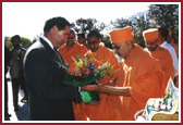 On arriving at the Swagat Dwar (main gate) Swamishri was greeted by County Board Chairman Schillerstorm