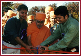 A short Vedic ritual was performed and then Swamishri with digitaries cut the ribbon tied accross the colorful Swagat Dwar(main gate) proclaming the colorful beginning of the Haveli Mahotsav