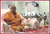 Hundreds joined Swamishri in Vedic Mahapuja for Murti Pratistha