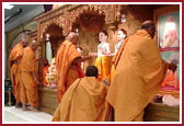 Swamishri performing 
