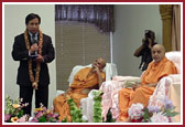 Deputy Mayor proteam Mr.Steve Salager honored Swamishri with the Key to the city of Dallas on September 21, 2000