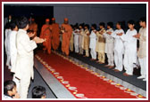 Lord Harikrishna Maharaj and Swamishri are welcomed into the Edison Mandir