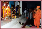 Swamishri prays before the murtis