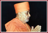 Swamishri prays before murtis