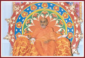 Swamishri looks on the seated devotees