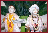 Lord Swaminarayan (Left) and Gunatitanand Swami