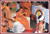 Swamishri sanctifing the card prepared by the balaks
