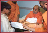 Balak displays his sketches to Swamishri