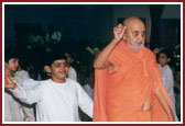 Swamishri joyfully marches with balaks