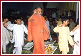 Swamishri joyfully marches with balaks