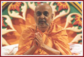Swamishri blesses the general assembly