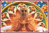 Swamishri blesses the general assembly