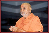 Swamishri offers Mantra Pushpanjali