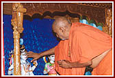 Swamishri performing idol installation of Shiv Parvati