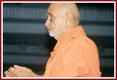 Swamishri offers Mantra Pushpanjali