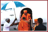 Swamishri descending from the plane at New Bedford Airport, MA on July 24, 2000.