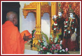 Swamishri doing darshan