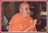 Swamishri praying before the murtis