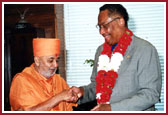 Mayor Lee P. Brown honoring Pramukh Swami Maharaj with the Key to the City of Houston  