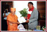  Mayor Lee P. Brown honoring Pramukh Swami Maharaj with the  Proclamation 