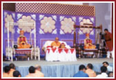 Hundreds of devotees thronged the temple to benefit from Swamishri's darshan and katha