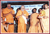 Swamishri performs the Vedic rituals on traditional foundation stones