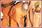 Swamishri performs the Vedic rituals on traditional foundation stones