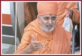 Swamishri descending from the plane at Hawkins Field airport,MS on 7 August 2000