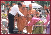 Balaks offering flowers to Swamishri