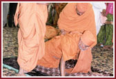 Swamishri prostrating before the murtis 