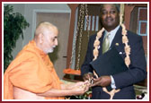 Mayor Harvey Johnson honouring Pramukh Swami Maharaj with the key to the city of Jackson