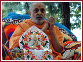 Swamishri offered the traditional rituals of puja-arti to Shri Harikrishna Maharaj and Lord Ganeshji