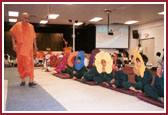 We offer our hearts as flowers-Balaks praying during Swamishri's walk
