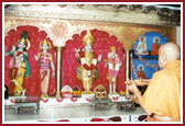 Swamishri performing arti 