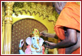 Swamishri performing the Murti pratistha rituals for Ganpatiji