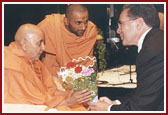 Mayor of San Jose Ron Gonzalen offering a bouqet to Swamishri on September 16, 2000