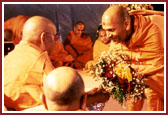 Welcome assembly Pujya Yagnavallabh Swami, who heads satsang activites in North America, welcomes Swamishri: Tuesday, 18 July 2000