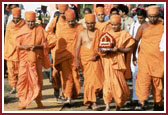 Swamishri begins his tour of Swaminarayan Nagar.